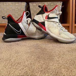 Lebron 14 Men’s basketball shoes / Size 10.5